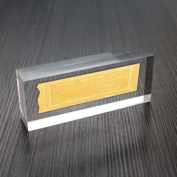 Highlight your collection with the plexiglass base, ideal for banknotes. Designed to protect and display your banknotes with elegance and security.